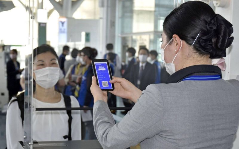 một nhân viên tại sân bay Haneda đang thử nghiệm ứng dụng CommoPass cho hành khách một nhân viên tại sân bay Haneda đang thử nghiệm ứng dụng CommoPass cho hành khách